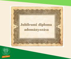 Rusztikus keretben kísérőszöveg. Kísérőszöveg: Jubileumi diploma adományozása.
