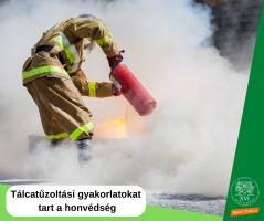 Egy tűzoltó tálcatüzet olt, a kísérő szöveg: Tálcatűzoltási gyakorlatokat tart a honvédség